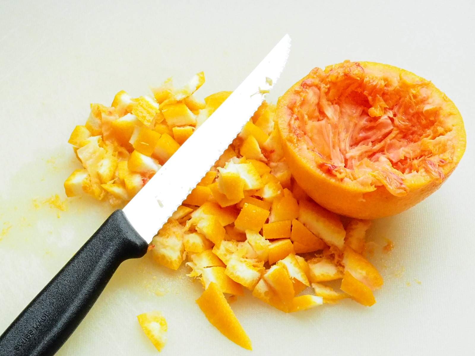 Orangenschale geschnitten